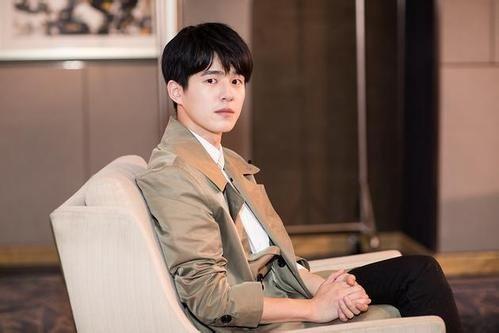 娱乐吃瓜酱男生拍照,揭秘男生拍照的趣味瞬间